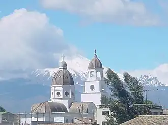 Guaytacama met Cotopaxivulkaan op de achtergrond
