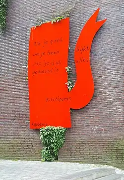 De nieuwe versie in staal van de rode koffiepot