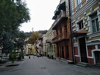 Westkant van het plein naar de Beglar Achospirelistraat. Kartlis Deda is zichtbaar op de heuvel.