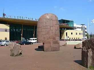 Sculptuur uit 1998 door Sigurður Guðmundsson, voor hoofdingang.