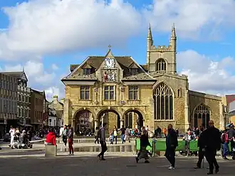 Guildhall en St John The Baptist Church op het plein Cathedral Square in het centrum van Peterborough