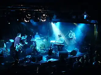 MC Lord Magrão, Greig Stewart, Fyfe Dangerfield and Aristazabal Hawkes (van links naar rechts) tijdens een live-optreden in 2006 in Edinburgh.