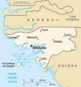 Guinee-Bissau en Senegal ten noorden.