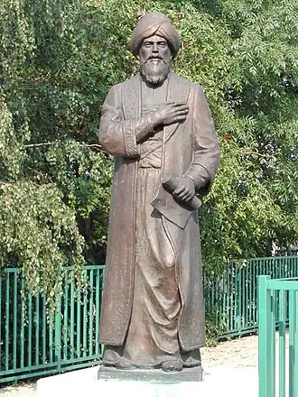 Het standbeeld van Gül Baba, vlak naast de Tombe van Gül Baba in Rózsadomb (vernoemd naar hem) in het District II van Boedapest