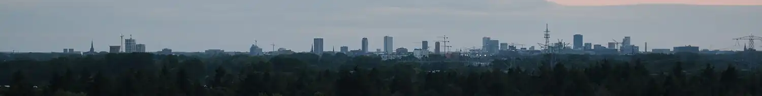 De skyline van Eindhoven gezien vanaf de heuvel