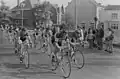 Het peloton doorkruist Gullegem tijdens Gullegem Koerse.