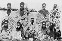 Ngungunhane (1850-1906), of Gungunhana, de laatste keizer van Gaza (in Mozambique), met zijn zeven vrouwen in ballingschap in Portugal (1896)