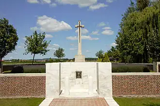 Toegang en Cross of Sacrifice