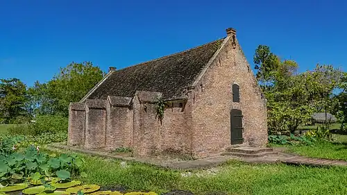 Het als kerk vormgegeven kruithuis van Fort Nieuw-Amsterdam