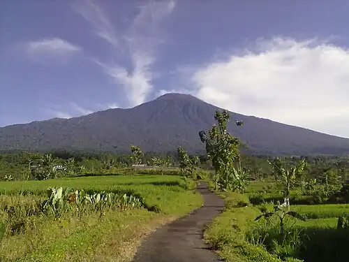 De berg Slamet gezien vanuit de plaats Karangsalam, Baturraden