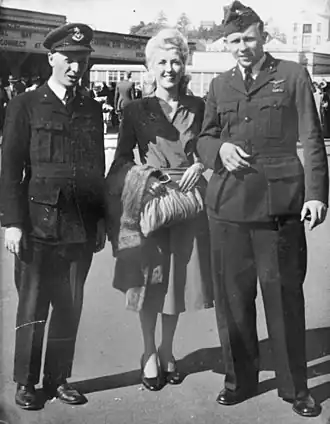 Rechts: Gus Winckel, 18 Squadron, Netherlands East Indies (NEI), Royal Australian Air Force. Links: Lennard Dal, 18 Squadron, Netherlands East Indies (NEI), RAAF (Royal Australian Air Force) en midden: Jean Agnew. Manly, New South Wales, Australië, 1942.
