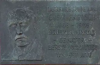 De gedenkplaat van Gustaaf Eylenbosch op het gelijknamige plein in Gent.