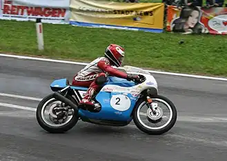 August Auinger op een Seeley-Triumph Trident uit 1969 tijdens de Oldtimer Grand Prix 2016 in Schwanenstadt