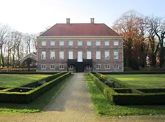 De achterzijde van het landhuis