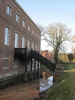 De gracht rond om het huis