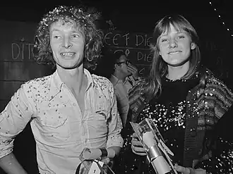 Guus Kuijer en Lidia Postma ontvangen resp. de Gouden Griffel en de Gouden Penseel (1976)