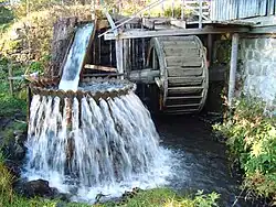 Vortex naast een waterrad in Harghita, Roemenië