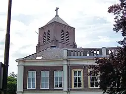 Het gymnasium met daarachter de Sint Dominicuskerk