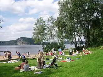 Uitzicht over het meer, vanaf het strand Bastevik