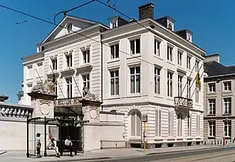 Hotel Errera aan de Koningsstraat, links de lage façade van het BOZAR