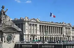 Standbeeld van de stad Brest en Hôtel de la Marine