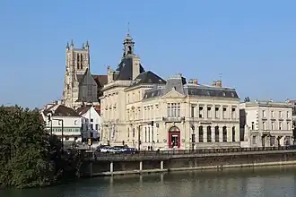 Uitzicht op het raadhuis Hôtel de ville en de kathedraal Saint-Etienne van Meaux