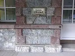 De hoogtemarkering van het station