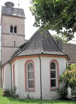 Evangelisch-lutherse Katharinenkerk te Hügelheim (12e eeuw; in het interieur enige fresco's uit de 14e en 15e eeuw)