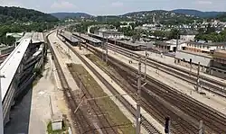 Metrostation (links) en spoorwegstation (rechts)