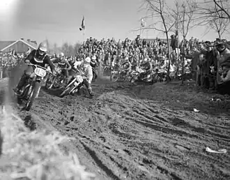 alt=J. Clynch, Dave Curtis en René Baeten tijdens de Motocross der Azen in maart 1958. René Baeten