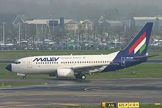 een Boeing 737 van Malév op Schiphol in 2005