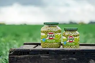 Glazen pot met doperwtjes van HAK (2019).