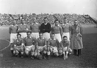 Van Buijtenen, staand 3e van rechts, met Hermes DVS in 1947