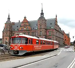 De route begint met een stukje straatspoor langs station Helsingør.