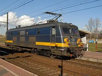 Locomotief 2558 rijdt door het station Antwerpen-Noorderdokken