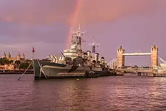 De lichte kruiser HMS Belfast, een Lichte kruiser uit de Tweede Wereldoorlog die op de Theems te Londen ligt. Op de achtergrond Tower Bridge en de Tower of London.