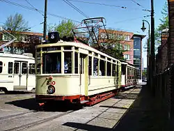 De zomerse combinatie motorwagen 810 en open aanhangwagen 505 reed veelvuldig op de Scheveningse lijnen 8 en 9.