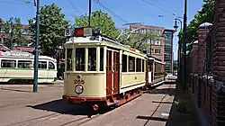 Motorwagen 265 na de schilderbeurt in de zomer van 2013; nu in de uitvoering van halverwege de jaren twintig toen de bruine balkonramen crème werden.