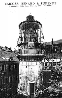 De gietijzeren toren en Hyperradiant-optiek voor de Beiyushan-vuurtoren, op de bouwplaats van BBT aan de Rue Curial, Parijs