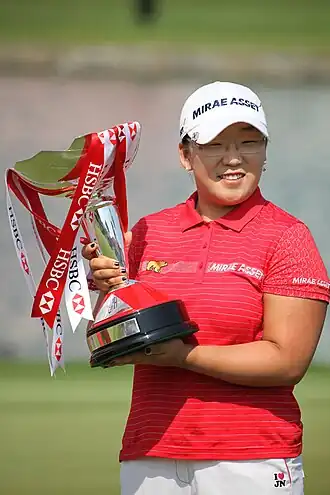 Shin met de trofee van het HSBC Women's Champions in 2009