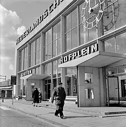 Voorzijde van het station, 23 april 1957