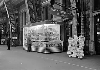 Een AKO kiosk op het eerste perron van station Amsterdam Centraal, 9 mei 1960