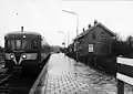 Een Blauwe Engel langs het perron met rechts het oude stationsgebouw kort voor de afbraak. November 1970