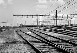 Gezicht op het rangeerterrein Watergraafsmeer vanuit het oosten; 1957.