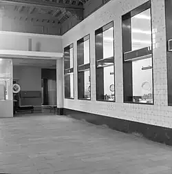 Entreehal met loketten & stuk linkervleugel (1960)