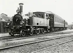 Stoomlocomotief nr. 45 van de NCS (serie 41-50, later serie 151-160 van de SS en serie 7000 van de NS) met een trein te Utrecht.