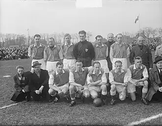 Van de Biezenbos, staand 3e van links, in kampioenselftal van HVC (11 maart 1951).