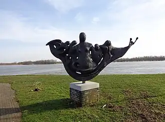 Beeld Beschermvrouwe van Marja van Riel, aan de Waal (1999, na dijkverzwaringsproject)