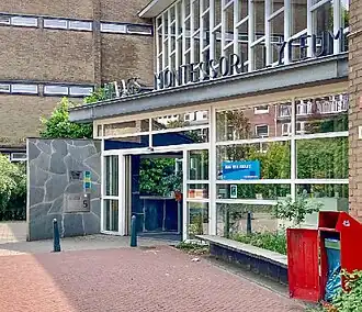 Hoofdingang van het Haags Montessori Lyceum Nassau Bredastraat