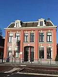 Opvallend DUBBEL HERENHUIS. Gebouwd in 1895, gelegen aan de Haaksbergerstraat. Dit type woonhuis komt weinig in deze regio voor.